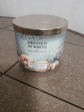 Bath & Body Works Dressed In White Candle - White & Gold